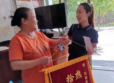 梅城一女子吃个饭竟丢了钱包，急急急！还好碰上这个店主...