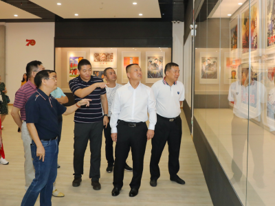 庆祝新中国成立70周年电影海报展在梅城开展啦，约吗？