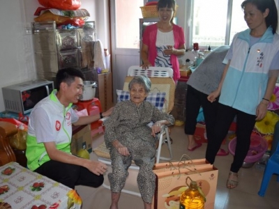 月儿未圆人先“圆”！中秋之际，他们大包小袋走进梅城社区