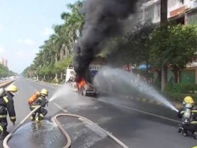 险！水泥罐车行驶中轮胎着火爆炸，事发兴宁城区