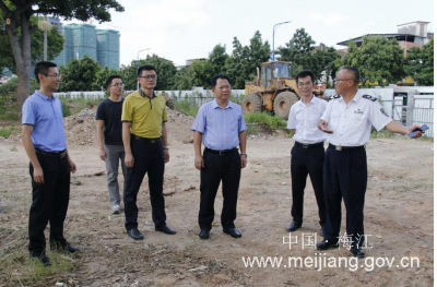 朱国城到梅江区城北镇调研环境提升工作