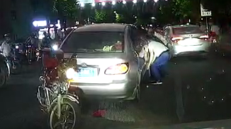 震撼一分钟！梅州又见“合力抬车救人”，来看视频