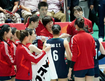 8连胜！中国女排3:0击败肯尼亚，稳居积分榜第一位！