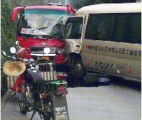 “嘭！”客车与职工车迎头相撞致多人受伤，事发梅县石扇