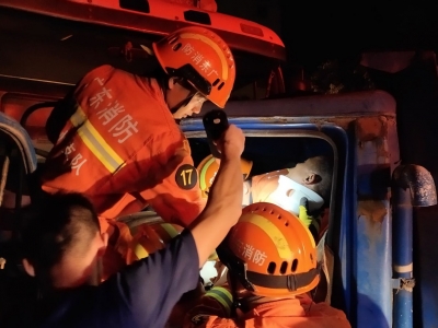 又一次血的教训！水泥罐车与货车相撞殃及自行车，事发兴宁