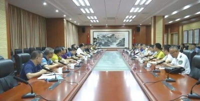 徐杞文带队到梅江区考察，学习老旧小区“教科书”式微改造