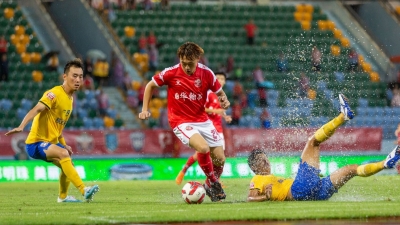 整场比赛进攻乏术，球员多次错失良机 铁汉惜败陕西