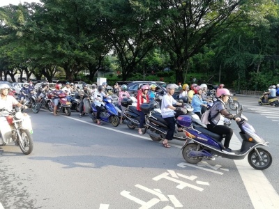 梅城这路口30分钟过5000辆摩托车，被交警部门重点关注啦！