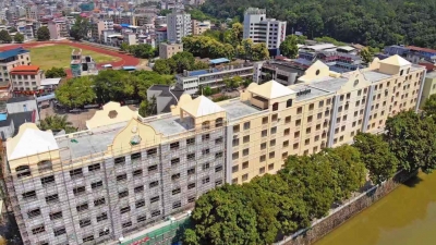 窗明几净、绿植环绕...来看，平远实验中学的新教学楼！