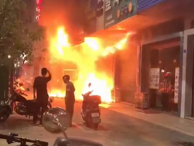 视频吓人！梅城华南大道一电动车售卖店突发火灾