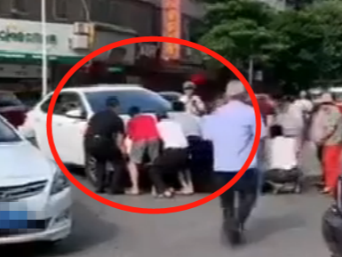 茶座丨众人合力抬车救人彰显城市文明