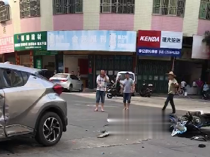事发梅城江北，摩托车与汽车相撞！车主未带安全头盔致头部受伤