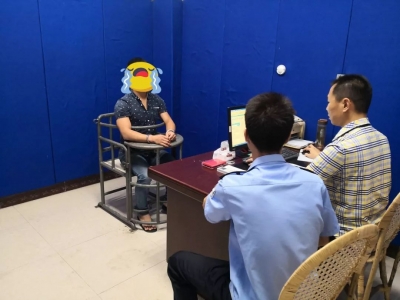 酒后“搞事情”，梅城一男子竟当街拔“枪”...