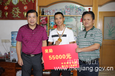 梅江区领导慰问残疾人世锦赛冠军运动员魏国平