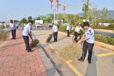 扫出洁净家园！蕉岭民警动起手，给街道来了个全面“美容”