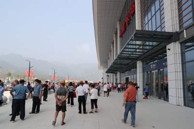 高铁来了，怎能不看？今日，丰顺市民纷纷“打卡”