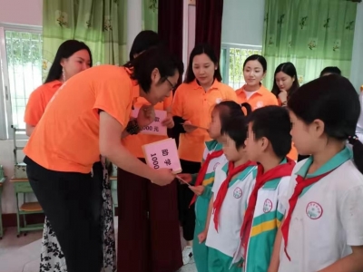 时评丨“善小”演绎“大爱”