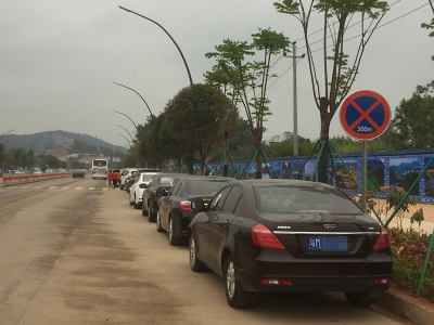 坐标高铁梅州西站，车辆各种乱停放！内心OS：别再“添堵”了...