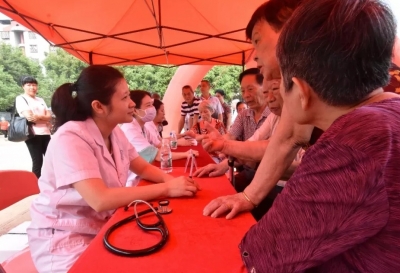 今天是个特殊日子，医生护士在梅县华侨城广场忙了起来