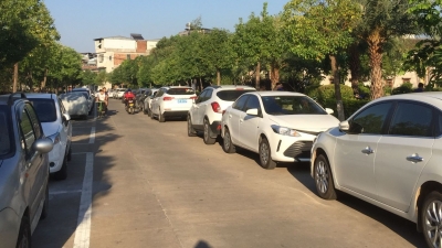 公园成了停车场！梅城珍珠公园车辆停放太任性！