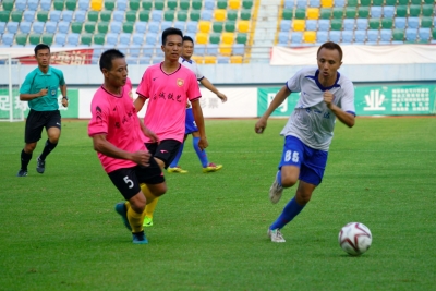 市足球联赛六场比赛五场分出胜负，梅县一达继续领跑积分榜