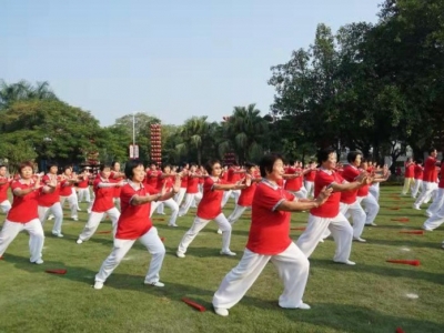 一大早，近千名老人齐聚梅城！原来...