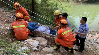 紧急！七旬老人跌落50米深的路坎，幸好有他们...