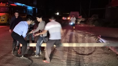 深夜电线杆横倒路上，人车撞上或酿大事故！这时，他们这样做...