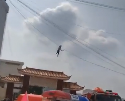 惊险一幕！五华一男子爬上高空线缆，纵身一跃…