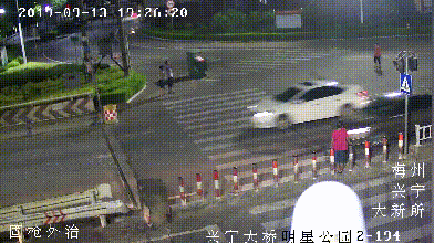 兴宁一老人在斑马线上被撞飞！监控还原被撞瞬间...