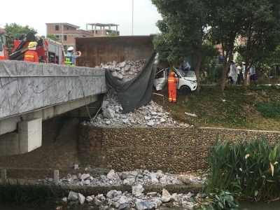 事发平远，小车被大货车“死死压住”！消防员上演生死救援