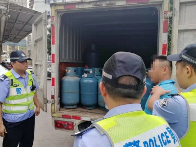 心虚司机一见执法人员就弃车逃跑？交警：哪里走！