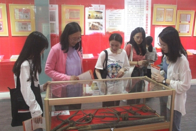 嘉应学院师生党员参观“梅州红色文物史料展”