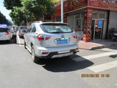 @蕉岭车主，你乱停乱放的样子，真不好看！