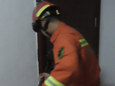 深夜9岁女孩反锁家中，消防员破门进屋，发现...