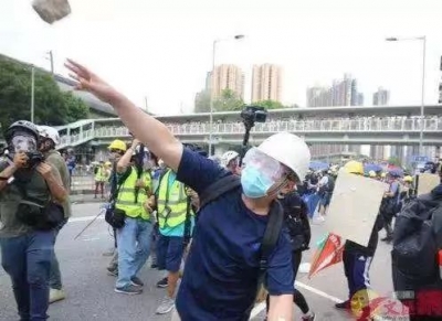 黑衣“蒙面”与香港“要脸”