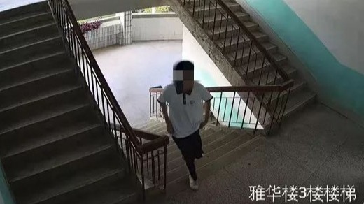 男子毕业后常穿校服回母校，竟是惦记学弟学妹的生活费