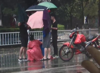 梅城街头暖心一幕：为倒地市民撑起雨伞，你浑身湿透的样子真帅！