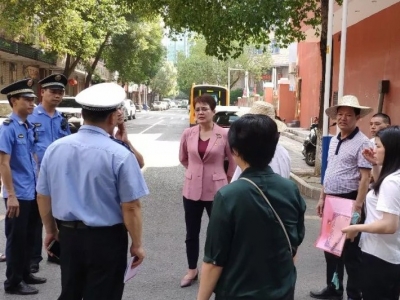 张爱芳到创文创卫网格化管理责任区域督导“双创”工作