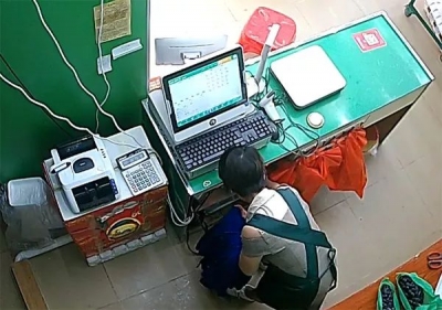 梅城一水果店员工“监守自盗”，上演现实版“掩耳盗铃”