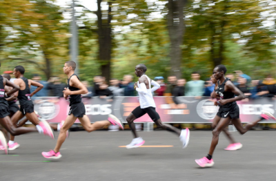 1小时59分40秒！马拉松首次跑进2小时