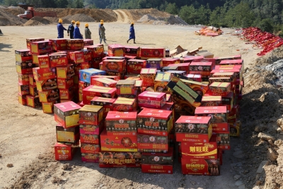 场面引起舒适！大埔公安集中销毁一批非法烟花爆竹