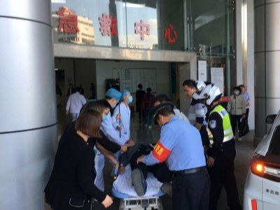 紧急！老人突发脑梗，交警护送上演“紧急救援”10分钟