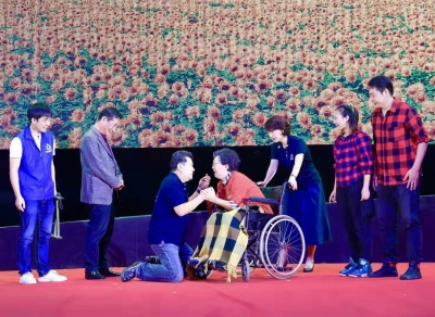 太感人！大型原创禁毒话剧《等你归来》走进五华