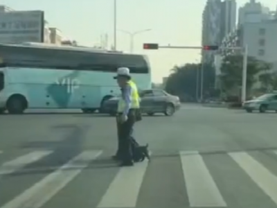 年迈老人过马路，梅县交警姐姐这个举动让人暖心！