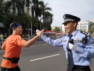 “警察叔叔辛苦了！”“美女加油！帅哥加油！坚持就是胜利！”