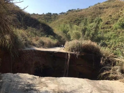 今早，五华潭下中村村发生塌方！好在一切平安...