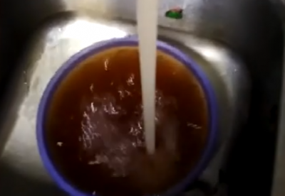 梅县这些小区的自来水“调皮”了几个月：白天挺正常，一到晚上就“发黄”...