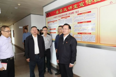 曾永祥到县委政研室党支部调研并作主题教育专题党课