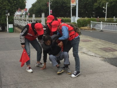 又见客都正能量！老人骑车摔倒，他们没有一刻犹豫…